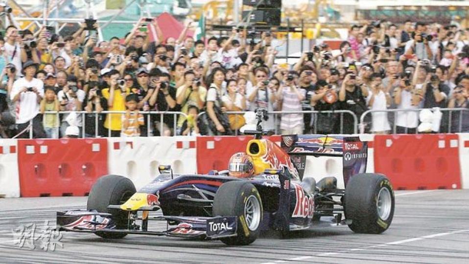 紅牛第二車隊車手Jaime Alguersuari一共表演了3次,並示範了「衝跑」和「急煞」技術,他駕駛F1賽車在龍和道飛馳時,旁觀市民甚為興奮,不時為他喝彩。(林振東攝) 紅牛第二車隊車手Jaime Alguersuari一共表演了3次,並示範了「衝跑」和「急煞」技術,他駕駛F1賽車在龍和道飛馳時,旁觀市民甚為興奮,不時為他喝彩。(林振東攝)