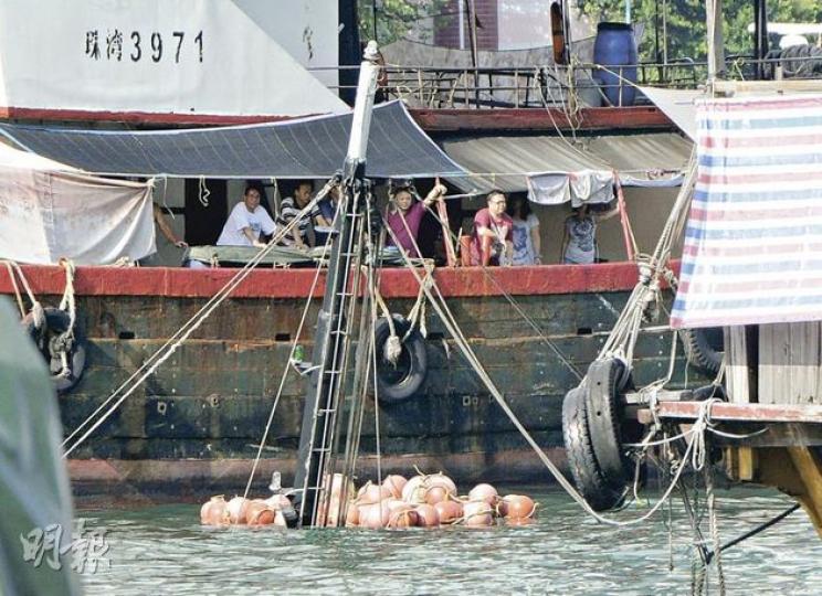 香港仔避風塘發生沉船事件,一艘拖網漁船沉沒,僅餘桅杆露出海面。(蔡方山攝) 香港仔避風塘發生沉船事件,一艘拖網漁船沉沒,僅餘桅杆露出海面。(蔡方山攝)