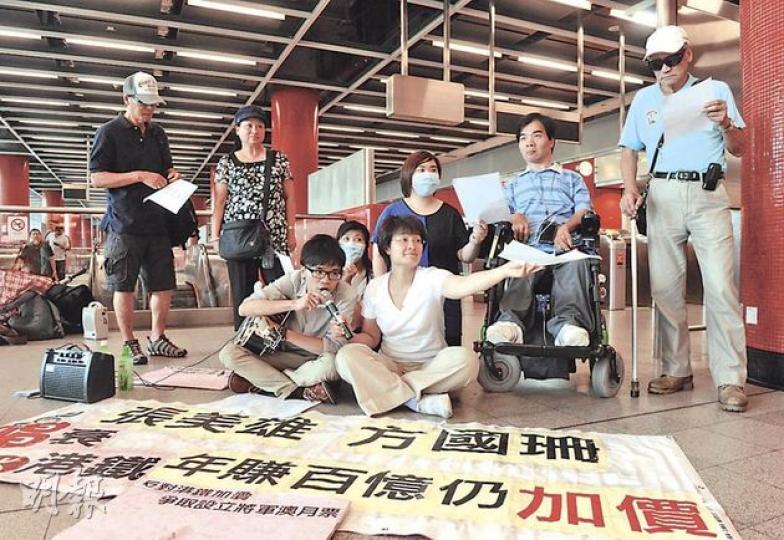 西貢區議員方國珊(前排右)及社區幹事張美雄在將軍澳站絕食20小時,抗議港鐵加價,剛獲得紅十字會「香港人道年獎」的羅偉祥(後排右二)亦到場聲援。(劉焌陶攝) 西貢區議員方國珊(前排右)及社區幹事張美雄在將軍澳站絕食20小時,抗議港鐵加價,剛獲得紅十字會「香港人道年獎」的羅偉祥(後排右二)亦到場聲援。(劉焌陶攝)