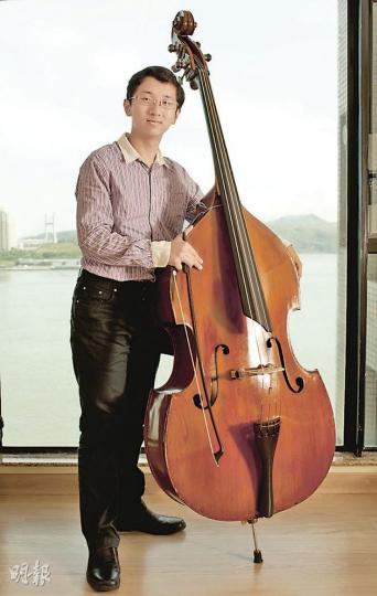 14歲的賴康堯本月贏得美國國際低音大提琴比賽中,14歲或以下組別冠軍,他每天苦練5小時,凌晨時分由父親補習數學,盡力做到學業音樂同樣出色。(葉漢華攝)父親賴永鏗(左)全力栽培兒子賴康堯(右)的音樂才華。(葉漢華攝) 14歲的賴康堯本月贏得美國國際低音大提琴比賽中,14歲或以下組別冠軍,他每天苦練5小時,凌晨時分由父親補習數學,盡力做到學業音樂同樣出色。(葉漢華攝)父親賴永鏗(左)全力栽培兒子賴康堯(右)的音樂才華。(葉漢華攝)