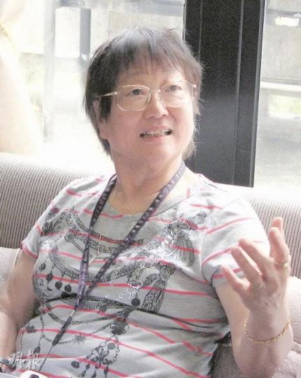 高錕妻子高黃美芸(圖)說,經過一天活動,丈夫大約晚上9時便刷牙及休息,之前看一會電視。他不愛動作片,但像韓劇那類描寫倫理人情的劇集,他則看得明白。(姜素婷攝)(明報製圖) 高錕妻子高黃美芸(圖)說,經過一天活動,丈夫大約晚上9時便刷牙及休息,之前看一會電視。他不愛動作片,但像韓劇那類描寫倫理人情的劇集,他則看得明白。(姜素婷攝)(明報製圖)