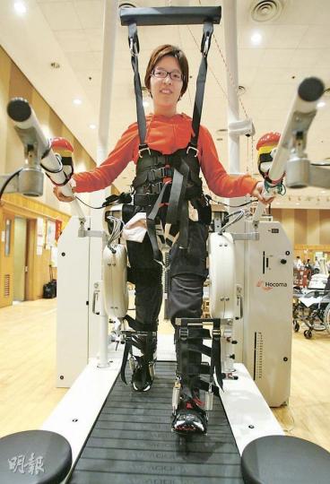 伊利沙伯醫院去年底購入全港首部「機械人協助式步行儀器」,Sally(圖)在儀器協助下,可自行在跑步機上行走,她一邊行一邊說﹕「好開心,行得好好。」(林振東攝) 伊利沙伯醫院去年底購入全港首部「機械人協助式步行儀器」,Sally(圖)在儀器協助下,可自行在跑步機上行走,她一邊行一邊說﹕「好開心,行得好好。」(林振東攝)