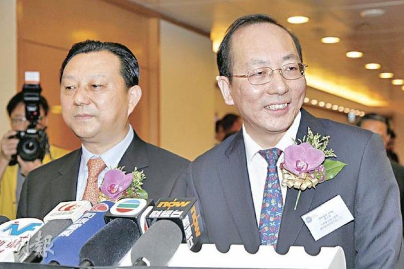 新股翔宇疏浚首日上市急挫,主席董立勇(右)強調是受市場環境因素影響。圖左為翔宇行政總裁兼執行董事劉開進。(陳智良攝)昨日起推介的中滔環保,上市前投資者包括富力地產主席李思廉(持股6%),圖為公司昨日進行投資者推介會,右二為主席兼董事總經理徐湛滔。(陳淑安攝) 新股翔宇疏浚首日上市急挫,主席董立勇(右)強調是受市場環境因素影響。圖左為翔宇行政總裁兼執行董事劉開進。(陳智良攝)昨日起推介的中滔環保,上市前投資者包括富力地產主席李思廉(持股6%),圖為公司昨日進行投資者推介會,右二為主席兼董事總經理徐湛滔。(陳淑安攝)