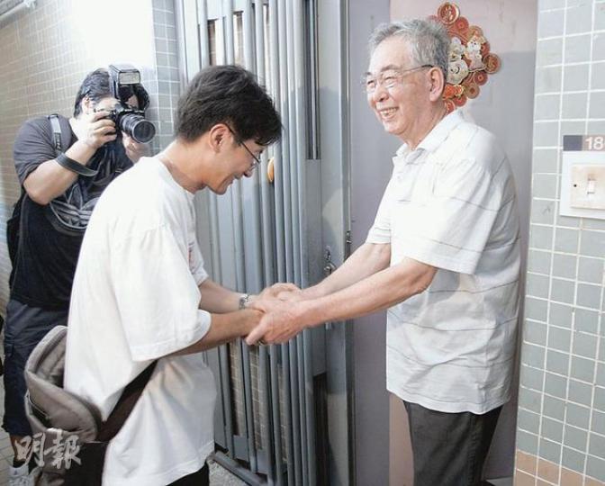 女嬰父親陳先生事後登門親自向救出女兒的七旬鄰居吳伯(右)致謝。事發時,吳伯正在家中練寫字,聞訊即趕往托起吊櫃,救出女嬰。(黃雄攝) 女嬰父親陳先生事後登門親自向救出女兒的七旬鄰居吳伯(右)致謝。事發時,吳伯正在家中練寫字,聞訊即趕往托起吊櫃,救出女嬰。(黃雄攝)