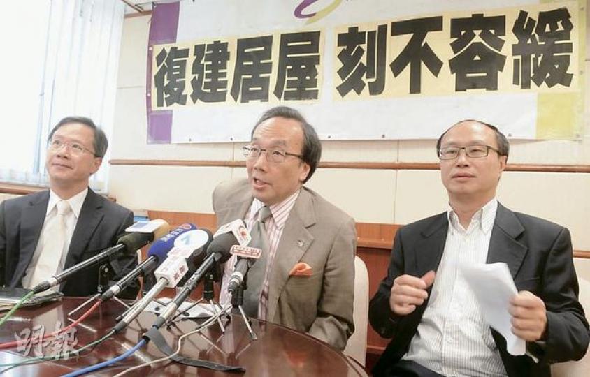 公民黨黨魁梁家傑(中)認為復建居屋「遲一天都不能接受」,要求政府將置安心計劃的土地用作興建5000個居屋單位。旁為郭家麒(左)及副主席黎廣德(右)。(劉焌陶攝) 公民黨黨魁梁家傑(中)認為復建居屋「遲一天都不能接受」,要求政府將置安心計劃的土地用作興建5000個居屋單位。旁為郭家麒(左)及副主席黎廣德(右)。(劉焌陶攝)