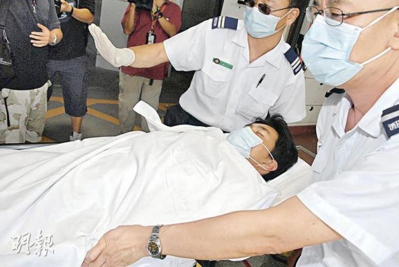 一名男臨時演員昨午拍攝一齣無綫古裝劇時,懷疑中暑不適,須送院治理。(屈俊樂攝)中暑臨時演員由身穿長衣衫、棉鞋戲服的女同伴陪同送院。(黃雄攝) 一名男臨時演員昨午拍攝一齣無綫古裝劇時,懷疑中暑不適,須送院治理。(屈俊樂攝)中暑臨時演員由身穿長衣衫、棉鞋戲服的女同伴陪同送院。(黃雄攝)