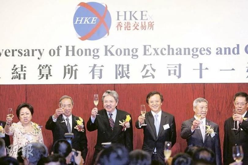 港交所昨舉行上市11周年誌慶酒會 。行政總裁李小加昨日就延長交易時段擺出有商有量的姿態。圖左起史美倫、夏佳理、曾俊華、李小加、陳子政、許照中。(郭慶輝攝) 港交所昨舉行上市11周年誌慶酒會 。行政總裁李小加昨日就延長交易時段擺出有商有量的姿態。圖左起史美倫、夏佳理、曾俊華、李小加、陳子政、許照中。(郭慶輝攝)