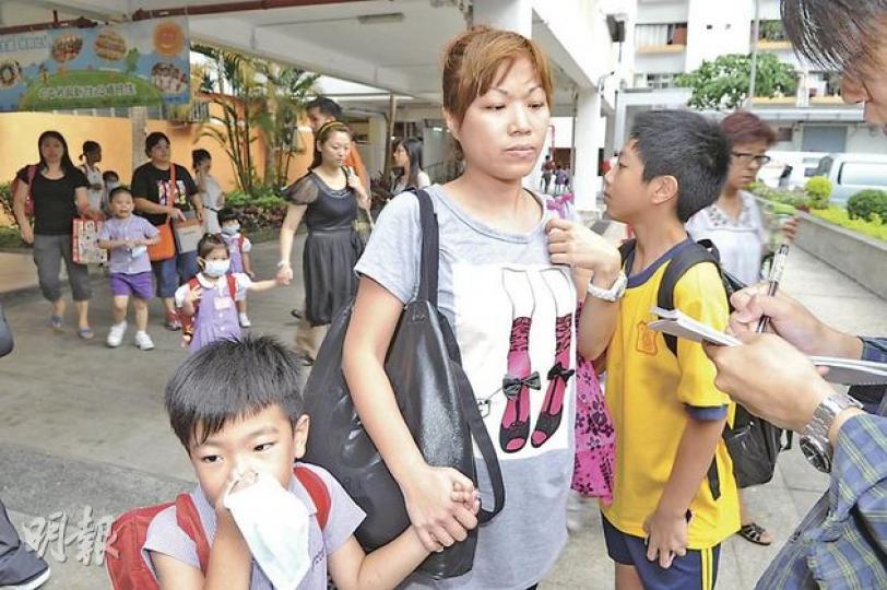 兒子就讀沙田救世軍田家炳幼稚園的毛太(中)表示,會加強家居及個人衛生、減少外出,校方已召開家長會交代事件並宣布停課。(衛永康攝) 兒子就讀沙田救世軍田家炳幼稚園的毛太(中)表示,會加強家居及個人衛生、減少外出,校方已召開家長會交代事件並宣布停課。(衛永康攝)