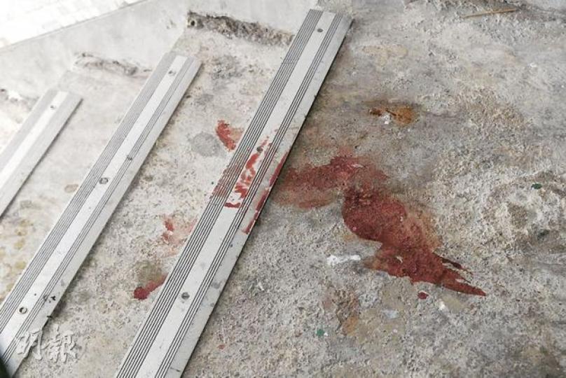 失常男子在寓所樓間揮剪自宮,現場遺下一灘血迹。(梁琬珊攝) 失常男子在寓所樓間揮剪自宮,現場遺下一灘血迹。(梁琬珊攝)