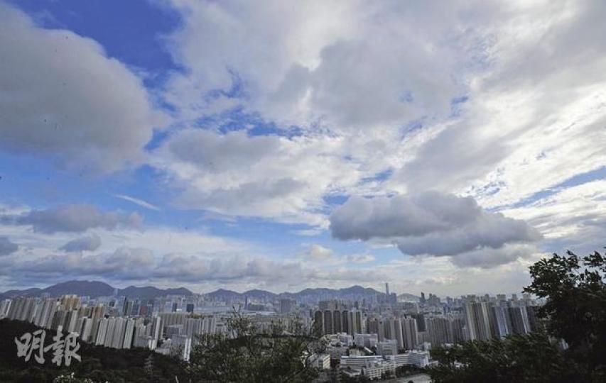 熱帶低氣壓「海馬」逼近,天文台預料它會逐漸增強成為熱帶風暴,而今明兩日風勢普遍增強,有狂風大驟雨,氣溫介乎26℃至30℃。(何家達攝)(明報製圖) 熱帶低氣壓「海馬」逼近,天文台預料它會逐漸增強成為熱帶風暴,而今明兩日風勢普遍增強,有狂風大驟雨,氣溫介乎26℃至30℃。(何家達攝)(明報製圖)