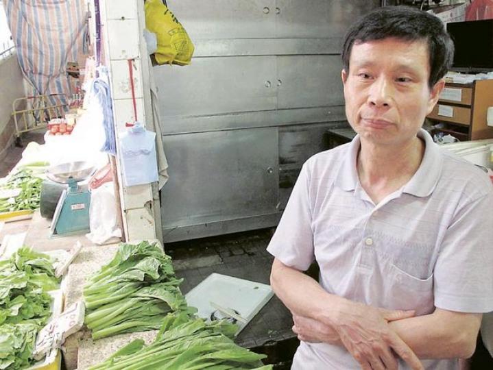 在新田圍邨經營菜檔27年的黃先生坦言,現時每日生意額不足1000元,扣除成本自己的收入只有時薪18元,連最低工資都不及。若領匯加租25%,他將無法繼續經營。(余卓善攝) 在新田圍邨經營菜檔27年的黃先生坦言,現時每日生意額不足1000元,扣除成本自己的收入只有時薪18元,連最低工資都不及。若領匯加租25%,他將無法繼續經營。(余卓善攝)