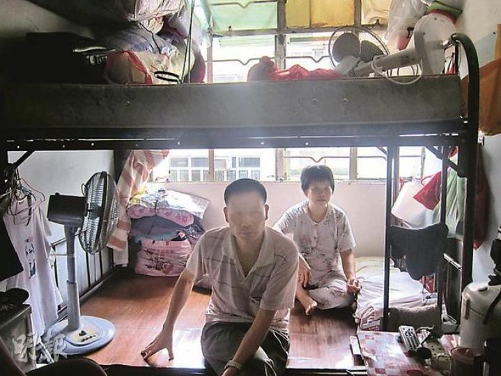 53歲患有糖尿病及白內障的何輝平與太太,現居住深水埗一個60多呎的板間房,六戶人共用廚房、廁所,居住環境惡劣。他盼能早日獲分配深水埗區內公屋。(林小詩攝) 53歲患有糖尿病及白內障的何輝平與太太,現居住深水埗一個60多呎的板間房,六戶人共用廚房、廁所,居住環境惡劣。他盼能早日獲分配深水埗區內公屋。(林小詩攝)