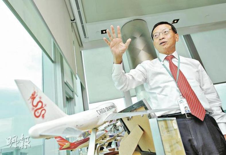 機管局行政總裁許漢忠說,有信心內地空域會逐步開放,指內地不少城市正增建機場設施,空軍亦要配合國家發展,故此大家毋用太擔心,「發展是硬道理」。(葉漢華攝)(明報製圖) 機管局行政總裁許漢忠說,有信心內地空域會逐步開放,指內地不少城市正增建機場設施,空軍亦要配合國家發展,故此大家毋用太擔心,「發展是硬道理」。(葉漢華攝)(明報製圖)