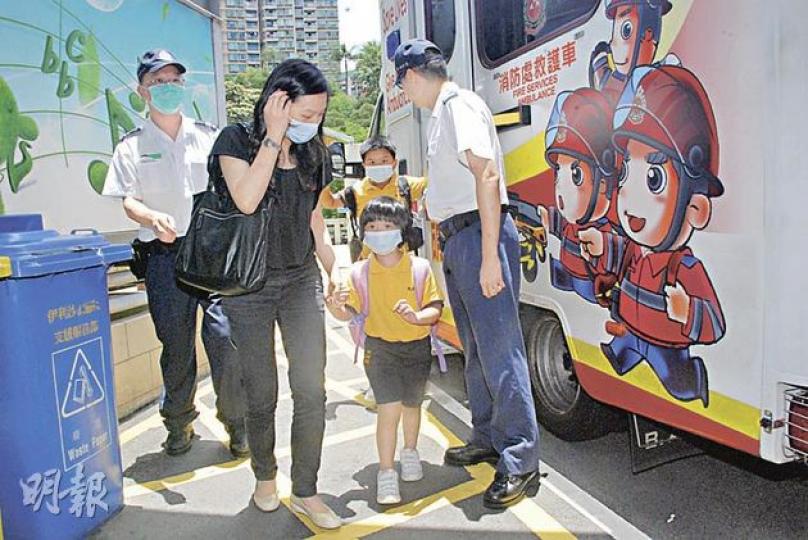 3名誤服滅蟻藥學童送院時仍可自行步下救護車,但為安全計,院方仍安排各人留院觀察。(雲錦鋒攝) 3名誤服滅蟻藥學童送院時仍可自行步下救護車,但為安全計,院方仍安排各人留院觀察。(雲錦鋒攝)