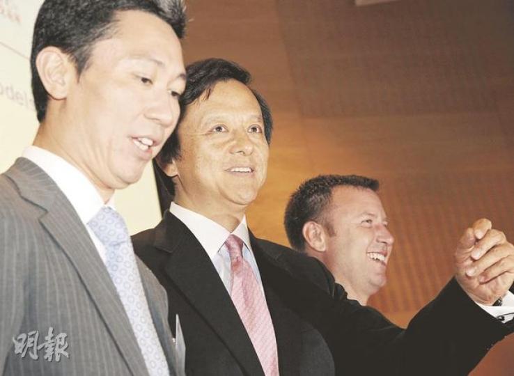 港交所行政總裁李小加(中)希望,大家對人民幣新股要有三心,即「信心、耐心和關心」。圖左為人民幣專責小組主管陳秉強,右為上市推廣部主管藍博文。(劉焌陶攝) 港交所行政總裁李小加(中)希望,大家對人民幣新股要有三心,即「信心、耐心和關心」。圖左為人民幣專責小組主管陳秉強,右為上市推廣部主管藍博文。(劉焌陶攝)