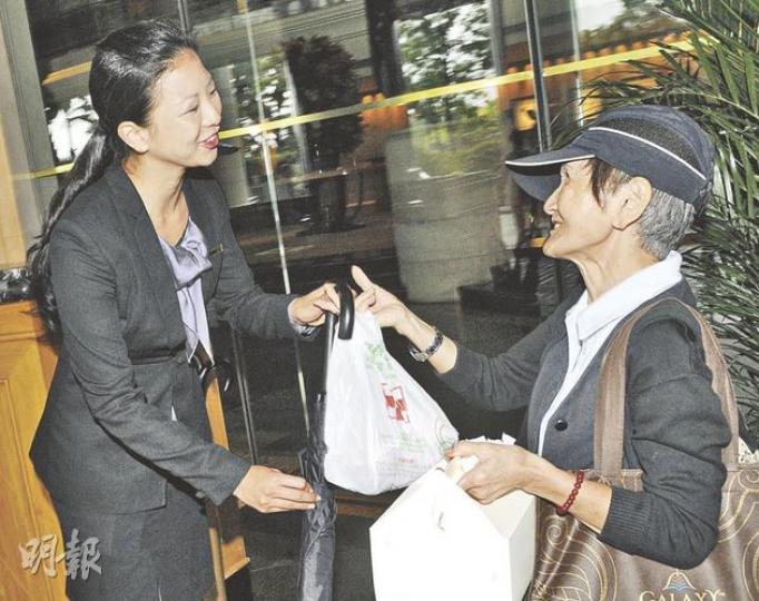 Joanna(左)殷勤招呼客人,唔講唔知佢係千金小姐。(劉焌陶攝)Joanna(左)以酒店職員身分,招呼爺爺呂志和(中)同嗲哋呂耀東(右)。(劉焌陶攝) Joanna(左)殷勤招呼客人,唔講唔知佢係千金小姐。(劉焌陶攝)Joanna(左)以酒店職員身分,招呼爺爺呂志和(中)同嗲哋呂耀東(右)。(劉焌陶攝)