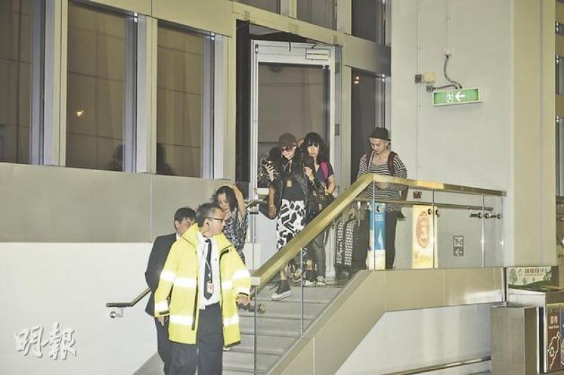 張栢芝(戴帽者)笑容滿面啟程出遊,一行5人獲護送入閘。(劉一立攝)機管局動員10人築人牆保護栢芝。(劉一立攝) 張栢芝(戴帽者)笑容滿面啟程出遊,一行5人獲護送入閘。(劉一立攝)機管局動員10人築人牆保護栢芝。(劉一立攝)