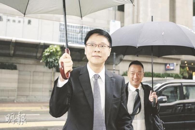 被告陳志雲(前)昨日在3號風球下出庭應訊,好友王喜(後)風雨不改陪伴以示支持。(郭慶輝攝) 被告陳志雲(前)昨日在3號風球下出庭應訊,好友王喜(後)風雨不改陪伴以示支持。(郭慶輝攝)