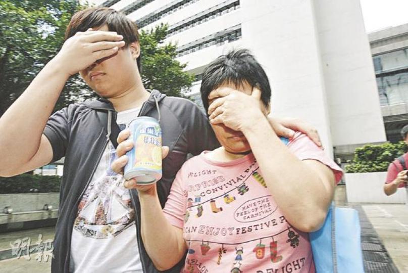 來自內地中年婦林鳳開(右)被社署揭發漏報包括有86萬元存款的銀行戶口,被控詐騙66萬元綜援。她被控欺詐罪於區院受審,昨由男親友(左)陪同離開。(郭慶輝攝) 來自內地中年婦林鳳開(右)被社署揭發漏報包括有86萬元存款的銀行戶口,被控詐騙66萬元綜援。她被控欺詐罪於區院受審,昨由男親友(左)陪同離開。(郭慶輝攝)