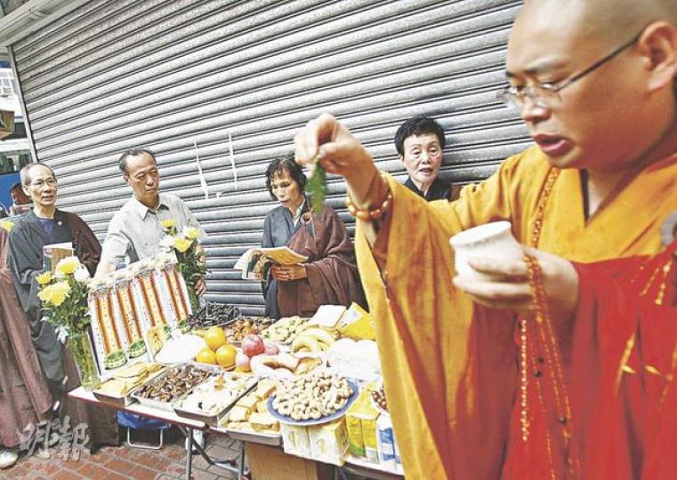 黎學文的親人(左二)靜靜聆聽法師誦經超度,其間呆呆望住紙紮靈位,懷念黎氏三母子。(林振東攝) 黎學文的親人(左二)靜靜聆聽法師誦經超度,其間呆呆望住紙紮靈位,懷念黎氏三母子。(林振東攝)