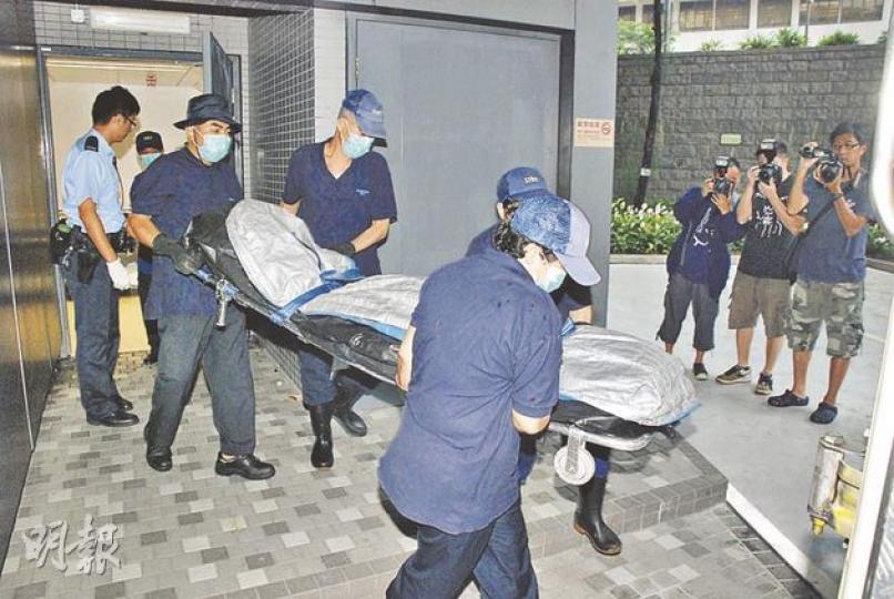 突然暈倒的中大女職員,送院後不治,其屍體由仵工抬走運往殮房。(雲錦鋒攝) 突然暈倒的中大女職員,送院後不治,其屍體由仵工抬走運往殮房。(雲錦鋒攝)