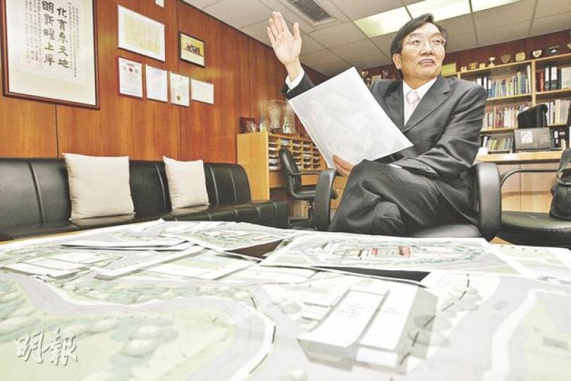 恒生管理學院校長崔康常表示,2010/11學年學士收生理想,未來擴展學士課程及校園,供5000名學生之用。(李紹昌攝)恒管未來5年計劃擴建,可容納5000名學生。圖為近大老山隧道沙田入口及恒管本部大樓對出小山坡(佈滿林木範圍),未來做作課室、宿舍等用途。(李紹昌攝) 恒生管理學院校長崔康常表示,2010/11學年學士收生理想,未來擴展學士課程及校園,供5000名學生之用。(李紹昌攝)恒管未來5年計劃擴建,可容納5000名學生。圖為近大老山隧道沙田入口及恒管本部大樓對出小山坡(佈滿林木範圍),未來做作課室、宿舍等用途。(李紹昌攝)