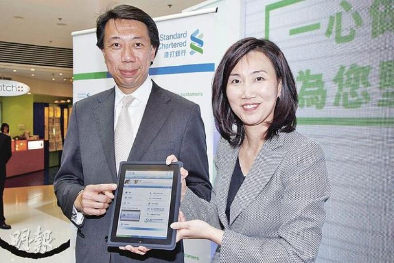 渣打香港行政總裁洪丕正(左)料下月開始,存款息率將會由高位回落。右為渣打香港個人銀行業務主管禤惠儀。(陳智良攝) 渣打香港行政總裁洪丕正(左)料下月開始,存款息率將會由高位回落。右為渣打香港個人銀行業務主管禤惠儀。(陳智良攝)