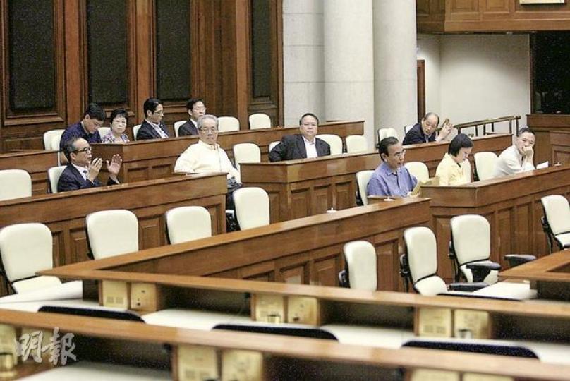12名泛民議員退出選舉遞補機制的草案委員會後,委員會昨早開會出現多張空櫈,只有獨立及建制派議員出席會議,他們花了約15分鐘便完成草案逐條審議。(郭慶輝攝)(明報製圖) 12名泛民議員退出選舉遞補機制的草案委員會後,委員會昨早開會出現多張空櫈,只有獨立及建制派議員出席會議,他們花了約15分鐘便完成草案逐條審議。(郭慶輝攝)(明報製圖)