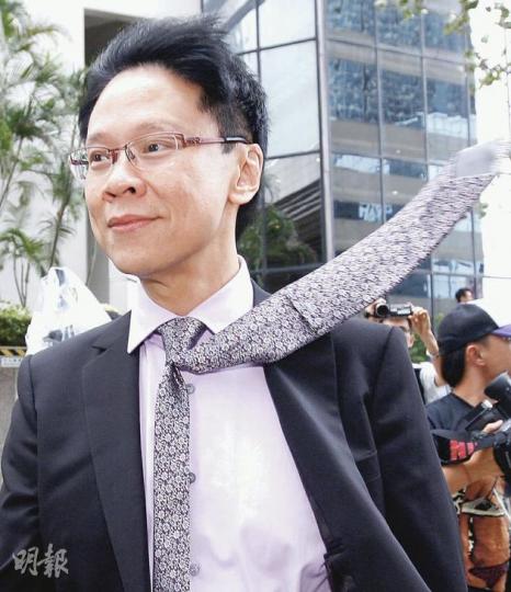 區域法院正颳着「陳志雲風」,昨晨陳志雲到達區院後,亦被一號風球颳到頭髮亂了。(李紹昌攝)何黃明明(圖)早年入職思潮後,曾向老闆叢培崑查問他與陳志雲的關係,當老闆直認是師徒關係後,她仍鍥而不捨追問是哪種師父。(李紹昌攝)吳劍華昨稱,陳志雲每次到公司找叢培崑,均在叢的房內密晤。(李紹昌攝) 區域法院正颳着「陳志雲風」,昨晨陳志雲到達區院後,亦被一號風球颳到頭髮亂了。(李紹昌攝)何黃明明(圖)早年入職思潮後,曾向老闆叢培崑查問他與陳志雲的關係,當老闆直認是師徒關係後,她仍鍥而不捨追問是哪種師父。(李紹昌攝)吳劍華昨稱,陳志雲每次到公司找叢培崑,均在叢的房內密晤。(李紹昌攝)