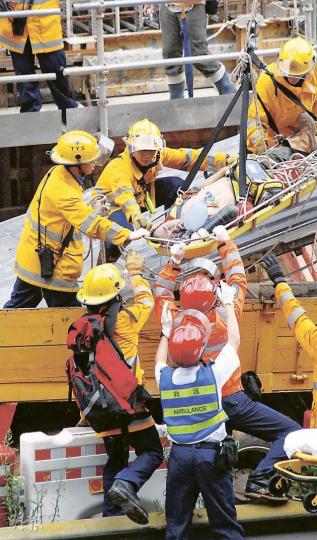 消防員將屯門公路地盤昏迷工人救出,送院搶救後不治。(雲錦鋒攝) 消防員將屯門公路地盤昏迷工人救出,送院搶救後不治。(雲錦鋒攝)