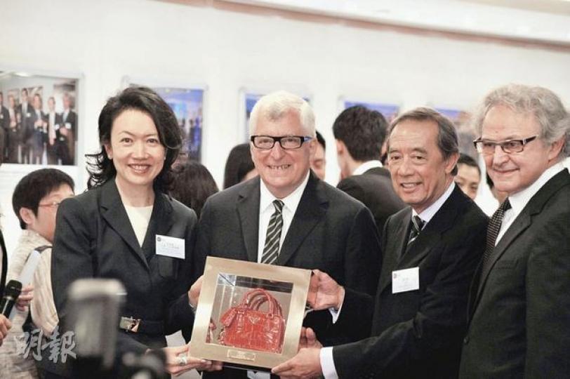 首隻意大利奢侈品牌股Prada昨登陸港交所,公司行政總裁Patrizio Bertelli(左二)特別贈送港交所迷你紅色手袋添喜慶,圖右二為港交所主席夏佳理。(葉漢華攝)(明報製圖)(明報製圖) 首隻意大利奢侈品牌股Prada昨登陸港交所,公司行政總裁Patrizio Bertelli(左二)特別贈送港交所迷你紅色手袋添喜慶,圖右二為港交所主席夏佳理。(葉漢華攝)(明報製圖)(明報製圖)