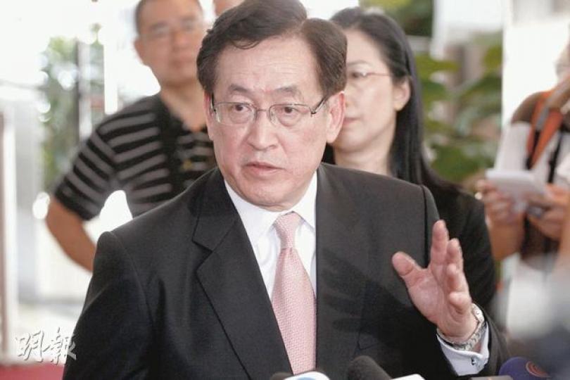 食物及衛生局長周一嶽昨日宣布公私營醫院明年接收內地孕婦數目的上限,強調公私營醫院會確保本地孕婦可獲優先服務。(李紹昌攝) 食物及衛生局長周一嶽昨日宣布公私營醫院明年接收內地孕婦數目的上限,強調公私營醫院會確保本地孕婦可獲優先服務。(李紹昌攝)
