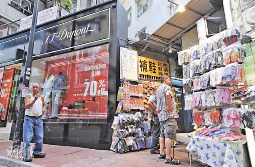 修鞋檔名店Dupont的一邊外牆上掛滿鞋墊,法庭昨判Dupont舖位的業主勝訴,下令鞋檔須拆除建於外牆上的鐵架和簷篷。修鞋檔由鄺佳(譯音)(左)於1957年開設,現已交由兒子(右)和女兒經營。(何家達攝) 修鞋檔名店Dupont的一邊外牆上掛滿鞋墊,法庭昨判Dupont舖位的業主勝訴,下令鞋檔須拆除建於外牆上的鐵架和簷篷。修鞋檔由鄺佳(譯音)(左)於1957年開設,現已交由兒子(右)和女兒經營。(何家達攝)
