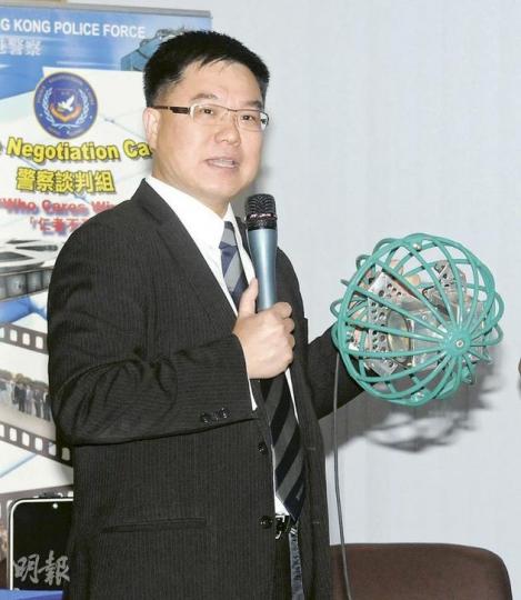 警察談判組主管黃廣興警司強調,談判專家談判時首要是採安全措施保障自己安全。(陳淑安攝)(明報製圖) 警察談判組主管黃廣興警司強調,談判專家談判時首要是採安全措施保障自己安全。(陳淑安攝)(明報製圖)