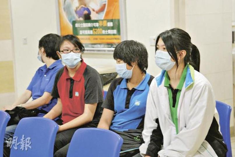 3名中一女生被從天而降的水樽液體濺中,事後感不適,送院檢查。(梁琬珊攝)事發時3名女生與同學站在校內一排樹木底下(右),疑有人從欣庭軒(左)將水樽拋入校內,兩地相距不逾10米。 (梁琬珊攝) 3名中一女生被從天而降的水樽液體濺中,事後感不適,送院檢查。(梁琬珊攝)事發時3名女生與同學站在校內一排樹木底下(右),疑有人從欣庭軒(左)將水樽拋入校內,兩地相距不逾10米。 (梁琬珊攝)