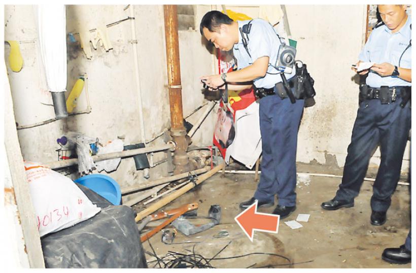 工人連人帶架從大廈天井高處墮下,警員事後在現場調查,拍下疑為肇事狗臂架(箭嘴示)。(林錫禮攝)工人疑因誤踏鬆脫狗臂架,從11樓飛墮1樓天井,身體多處嚴重受傷送院搶救,延至昨晚傷重不治。(屈俊樂攝)(明報製圖) 工人連人帶架從大廈天井高處墮下,警員事後在現場調查,拍下疑為肇事狗臂架(箭嘴示)。(林錫禮攝)工人疑因誤踏鬆脫狗臂架,從11樓飛墮1樓天井,身體多處嚴重受傷送院搶救,延至昨晚傷重不治。(屈俊樂攝)(明報製圖)