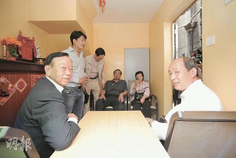 鄉議局主席劉皇發(左一)、副主席張學明(右一)及林偉強(左三)帶同立法會議員劉秀成(右三)和李鳳英(右二)視察元朗新田鄉東鎮圍一幢村屋。新田鄉鄉委會主席文志雙(左二)指出,該村屋雖有4層高,但每層面積僅百多呎,加起來只有約600呎,住戶一家七口不夠住。(余俊亮攝)文榮輝(左二)一家七口居於元朗新田鄉東鎮圍一幢3層半高、每層約200呎的舊契村屋。他表示,政府若執意拆走半層,可能影響樓房結構,到頭來要整幢拆卸,害他家園盡毁。(余俊亮攝) 鄉議局主席劉皇發(左一)、副主席張學明(右一)及林偉強(左三)帶同立法會議員劉秀成(右三)和李鳳英(右二)視察元朗新田鄉東鎮圍一幢村屋。新田鄉鄉委會主席文志雙(左二)指出,該村屋雖有4層高,但每層面積僅百多呎,加起來只有約600呎,住戶一家七口不夠住。(余俊亮攝)文榮輝(左二)一家七口居於元朗新田鄉東鎮圍一幢3層半高、每層約200呎的舊契村屋。他表示,政府若執意拆走半層,可能影響樓房結構,到頭來要整幢拆卸,害他家園盡毁。(余俊亮攝)