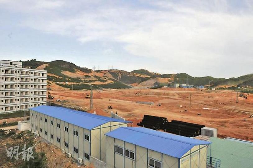 記者登上村內一個水塔遠眺工地,原本是一片佈滿植被的山丘,但目前已剷平成一大片黃土地。(明報記者攝)村內的魚塘受工程影響已不再養魚,但正因如此,發展商可以低價收購及整平,部分魚塘數年後或會再灌水成為人工湖的一部分。(明報記者攝) 記者登上村內一個水塔遠眺工地,原本是一片佈滿植被的山丘,但目前已剷平成一大片黃土地。(明報記者攝)村內的魚塘受工程影響已不再養魚,但正因如此,發展商可以低價收購及整平,部分魚塘數年後或會再灌水成為人工湖的一部分。(明報記者攝)
