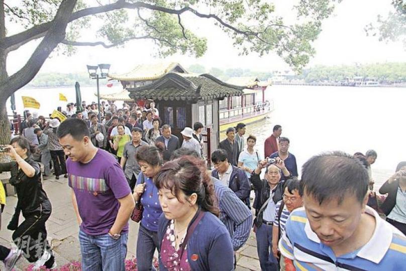 臨近七一,南湖景區內遊客人頭湧湧,當日講解員預約全天爆滿。(麥俊 攝) 臨近七一,南湖景區內遊客人頭湧湧,當日講解員預約全天爆滿。(麥俊 攝)