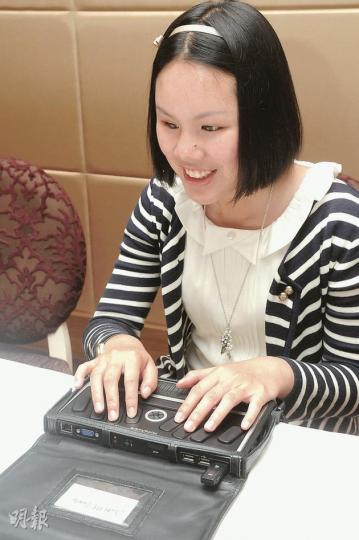 龍懷騫的點字電腦與一般筆記電腦的尺寸相若,但鍵盤設計則大有不同,她單靠觸摸鍵盤和聲音輔助便能上網和打文件。(陳淑安攝) 龍懷騫的點字電腦與一般筆記電腦的尺寸相若,但鍵盤設計則大有不同,她單靠觸摸鍵盤和聲音輔助便能上網和打文件。(陳淑安攝)