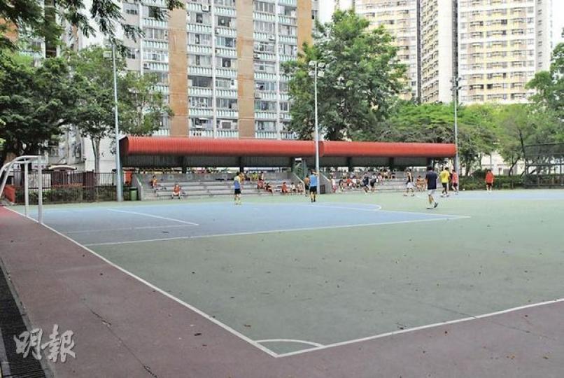 湖景邨足球場(圖)發生強搶足球事件,一名持刀男子突然強搶兩名「足球小將」的足球,並把足球棄於垃圾桶,事後被警方拘捕。(鍾炳然攝) 湖景邨足球場(圖)發生強搶足球事件,一名持刀男子突然強搶兩名「足球小將」的足球,並把足球棄於垃圾桶,事後被警方拘捕。(鍾炳然攝)