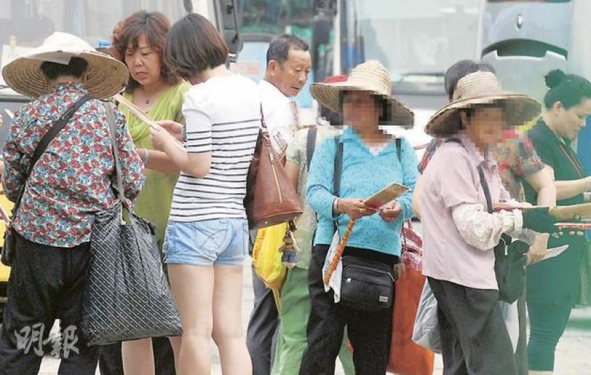 本報記者昨在黃大仙祠外的停車場,見到有多名婆婆(無牌小販)向內地團旅客兜售香燭,但未見有涉及回佣的可疑活動。(梁琬珊攝) 本報記者昨在黃大仙祠外的停車場,見到有多名婆婆(無牌小販)向內地團旅客兜售香燭,但未見有涉及回佣的可疑活動。(梁琬珊攝)