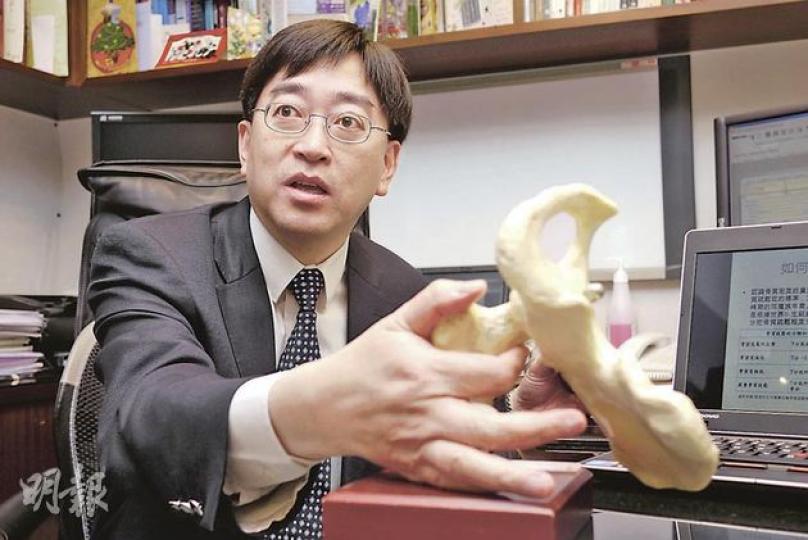 骨科專科醫生高永文指出,患上非典型骨折的病人,除了大腿「陰陰痛」外沒有其他病徵。若病人不慎跌倒再度骨折,很可能要臥牀兩月才可復原。(陳智良攝) 骨科專科醫生高永文指出,患上非典型骨折的病人,除了大腿「陰陰痛」外沒有其他病徵。若病人不慎跌倒再度骨折,很可能要臥牀兩月才可復原。(陳智良攝)