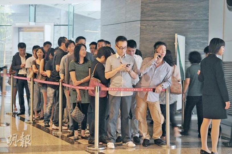 新地首推奧運站「瓏璽」66個海景單位,地產代理馬上通知客戶,令到瓏璽在環球貿易廣場的展示廳,一度出現人龍。(陳淑安攝) 新地首推奧運站「瓏璽」66個海景單位,地產代理馬上通知客戶,令到瓏璽在環球貿易廣場的展示廳,一度出現人龍。(陳淑安攝)