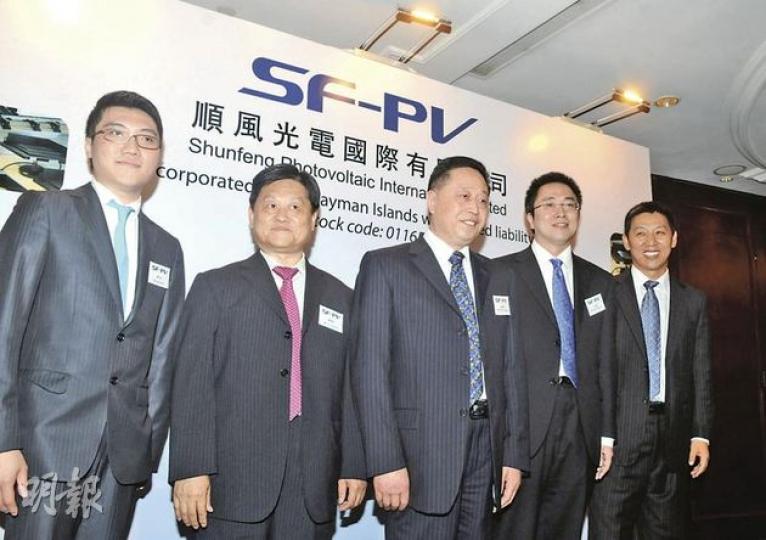 順風光電昨起推介，最多集資5.54億元，據悉其國際配售已獲2500萬美元認購，圖為公司董事長湯國強（中）出席投資者推介會。（陳淑安攝）金盾董事總經理陳秉輝相信，公司可將棉花成本上漲的壓力轉嫁消費者。（劉焌陶攝）