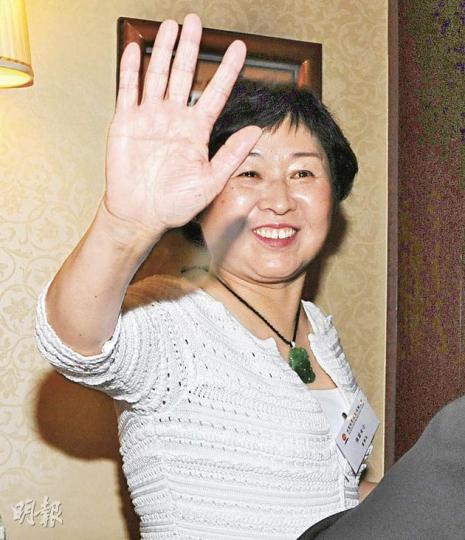 玖紙主席張茵昨日出席股東會後，一反常態積極回應記者問題，更突然「爆出」一兩句廣東話。（劉焌陶攝）