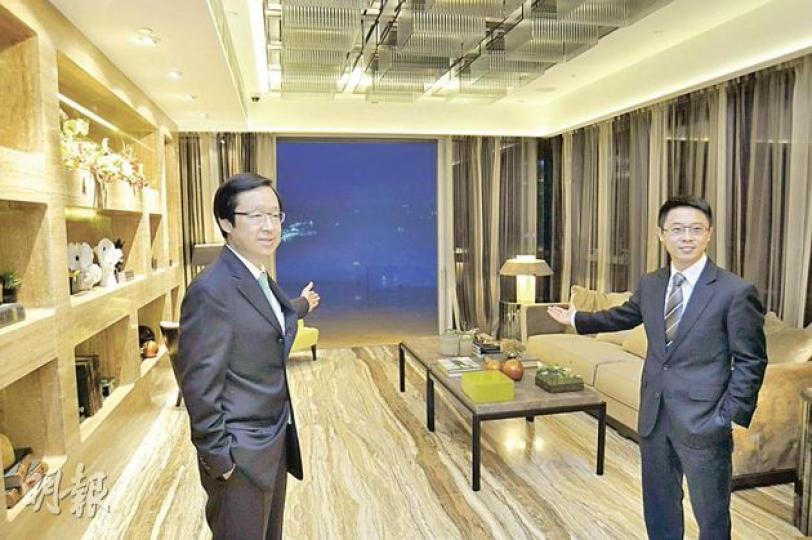 身處「瓏璽」2500餘方呎「天池大宅」展示廳內的新地代理執行董事雷霆(左)指,第1座(臨海鑽)38樓呎價高逾4.28萬元的「天池大宅」,已接獲5至6名準買家洽購;旁為新地代理高級銷售及市務經理胡致遠。(葉漢華攝) 身處「瓏璽」2500餘方呎「天池大宅」展示廳內的新地代理執行董事雷霆(左)指,第1座(臨海鑽)38樓呎價高逾4.28萬元的「天池大宅」,已接獲5至6名準買家洽購;旁為新地代理高級銷售及市務經理胡致遠。(葉漢華攝)