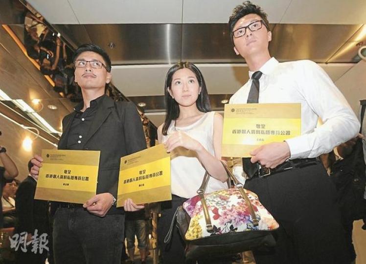 無綫藝人黃宗澤（左起）、陳自瑤及王浩信昨日向個人資料私隱專員公署遞信，投訴傳媒侵犯私隱，與黃宗澤同被偷拍的女藝人胡杏兒本來也在投訴人行列，但因工作未能親赴公署投訴。（余俊亮攝）個人資料私隱專員蔣任宏昨回應公署收到藝人投訴時，罕有地在未完成調查前便發表初步看法，指很大機會屬於違反個人資料守則，若調查屬實，將發出執行通知書。他表態時，圍着採訪的傳媒「咪牌」極多，除本港媒體，還有大批內地網站。（余俊亮攝）