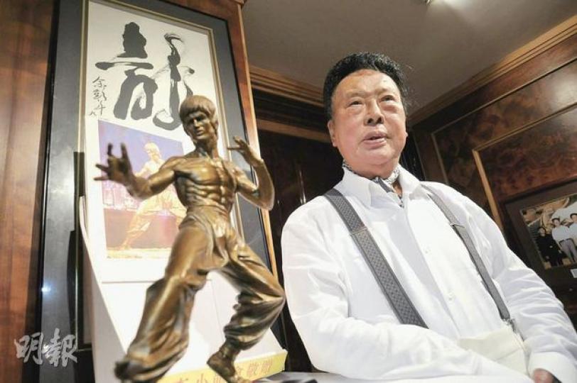 九龍塘李小龍故居業主余彭年說,是政府主動放棄興建紀念館在先,錯不在他。自稱是李小龍迷的余彭年,辦公室內掛有親手寫的「龍」字書法,以及李小龍會一年多前送贈的小龍像。(葉漢華攝) 九龍塘李小龍故居業主余彭年說,是政府主動放棄興建紀念館在先,錯不在他。自稱是李小龍迷的余彭年,辦公室內掛有親手寫的「龍」字書法,以及李小龍會一年多前送贈的小龍像。(葉漢華攝)