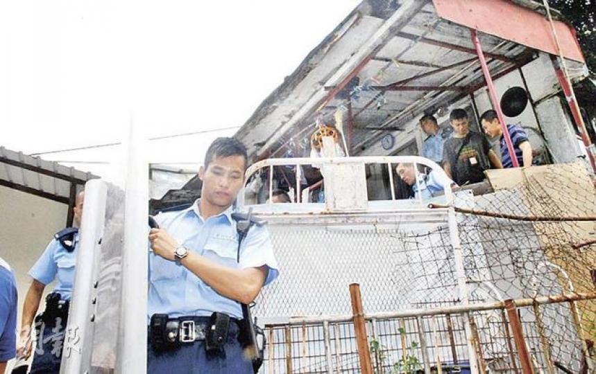 地政總署人員昨晨到石蔭大坑尾村清拆寮屋僭建,多名男女對峙,警方派員帶同防暴裝備到場戒備。(雲錦鋒攝) 地政總署人員昨晨到石蔭大坑尾村清拆寮屋僭建,多名男女對峙,警方派員帶同防暴裝備到場戒備。(雲錦鋒攝)